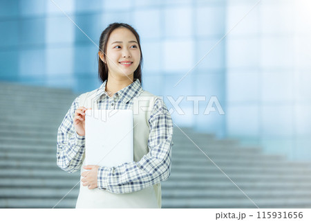 大学でノートパソコンを持つ大学生のポートレート 大学でノートパソコンを持つ大学生のポートレート 115931656
