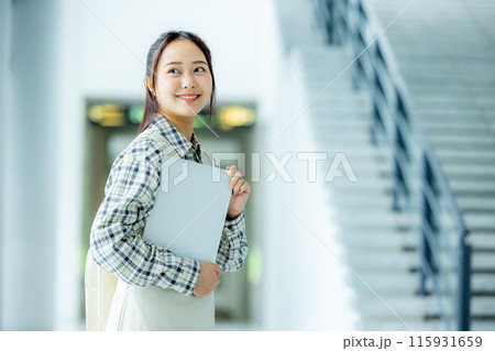大学でノートパソコンを持つ大学生のポートレート 大学でノートパソコンを持つ大学生のポートレート 115931659