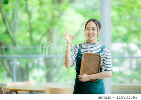 カフェで働く女性 カフェで働く女性 115931668