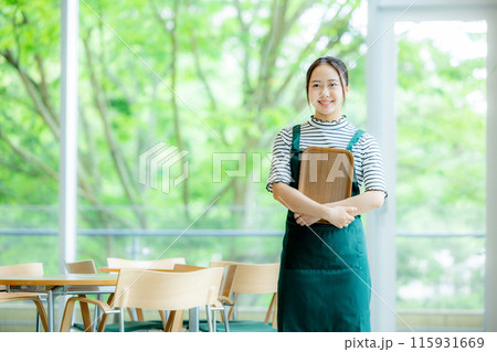 カフェで働く女性 115931669