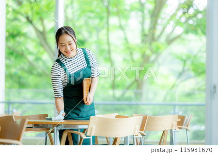 カフェで働く女性 カフェで働く女性 115931670