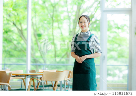 カフェで働く女性 カフェで働く女性 115931672