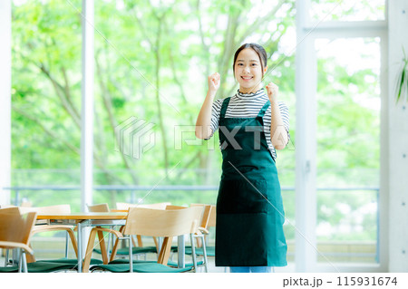 カフェで働く女性 カフェで働く女性 115931674