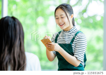 カフェで働く女性 カフェで働く女性 115931675
