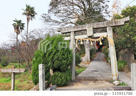 北九州市若松区小竹にある白山神社鳥居と参道 115931786