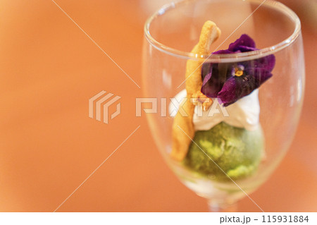 グラスに入ったおしゃれなデザート 115931884