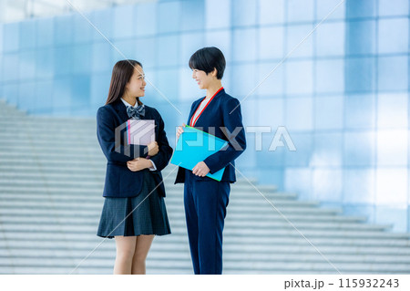 学校 二人 女性 生徒 講師 学校 二人 女性 生徒 講師 115932243