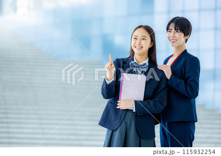 学校 二人 女性 生徒 講師 学校 二人 女性 生徒 講師 115932254