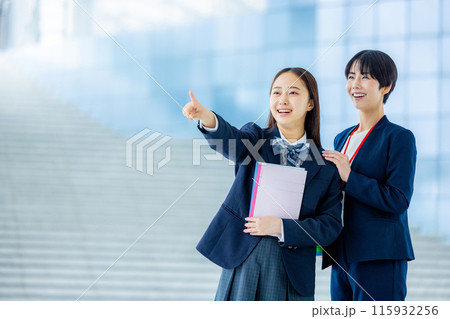 学校 二人 女性 生徒 講師 学校 二人 女性 生徒 講師 115932256