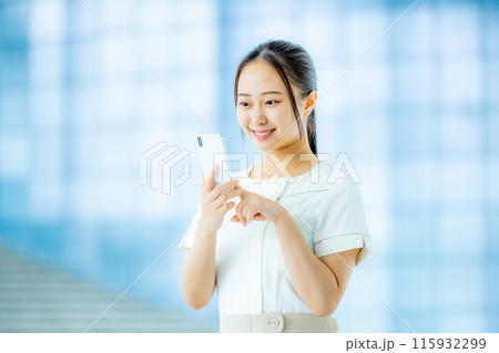 エステティシャン　スマホ　女性 115932299