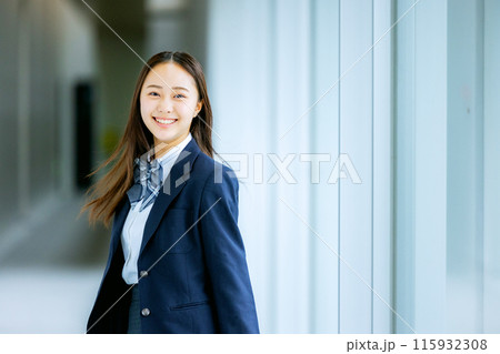 振り返る女子高生 振り返る女子高生 115932308