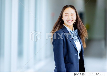 振り返る女子高生 115932309