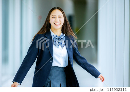 振り返る女子高生 115932311