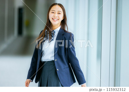 振り返る女子高生 振り返る女子高生 115932312
