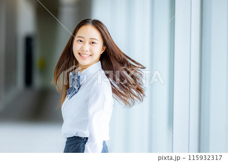 シャツの女子高生 振り返る シャツの女子高生 振り返る 115932317