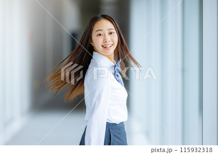 シャツの女子高生　振り返る 115932318