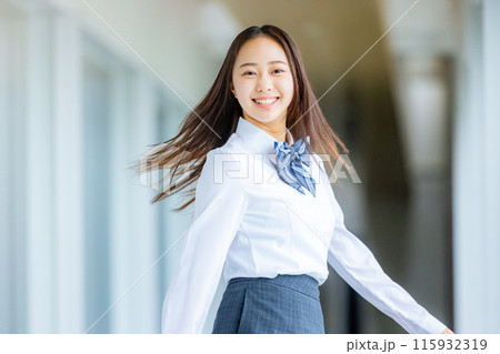 シャツの女子高生　振り返る 115932319