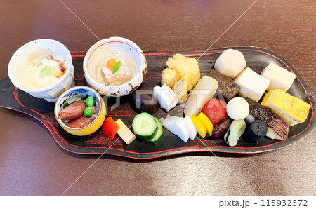 新鮮で彩り鮮やかな野菜中心の日本料理 115932572