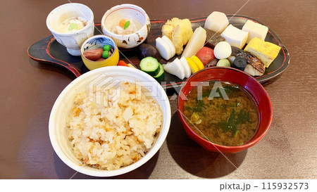 新鮮で彩り鮮やかな野菜中心の日本料理 115932573