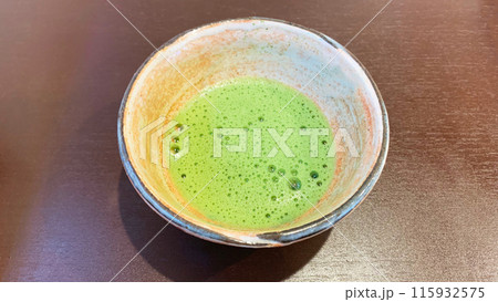 テーブルの上に置かれた本格的な抹茶の一杯 115932575