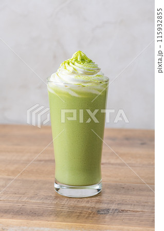 木製のテーブルに抹茶フラッペ 115932855