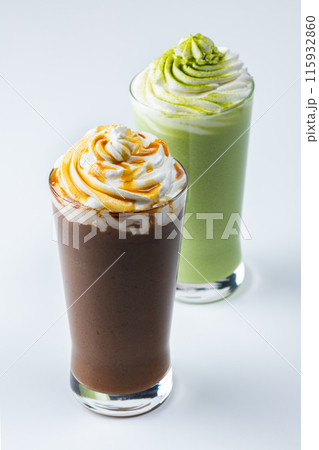 白背景にキャラメルフラッペと抹茶フラッペ 115932860
