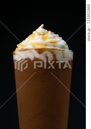 黒背景にキャラメルフラッペのクローズアップ 115932868