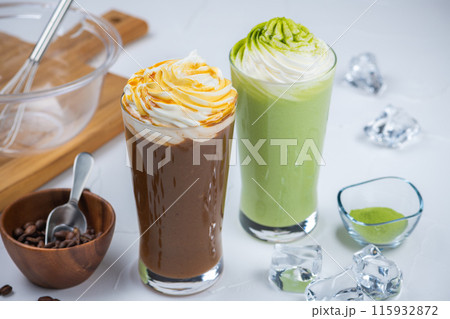 白いテーブルにキャラメルフラッペと抹茶フラッペ 白いテーブルにキャラメルフラッペと抹茶フラッペ 115932872
