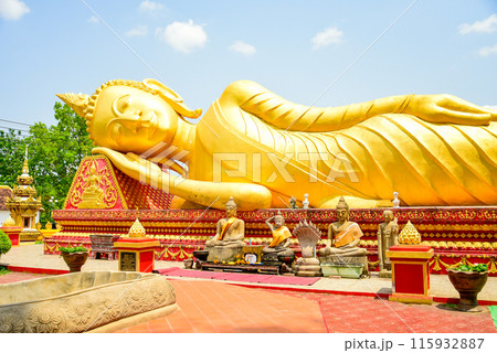ラオスの首都ヴィエンチャンにある巨大寝釈迦像が有名なワットタートカオのとても美しい風景 115932887