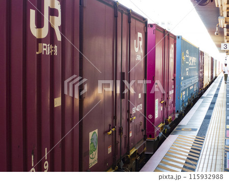 大久保駅を通過するJR貨物列車 大久保駅を通過するJR貨物列車 115932988