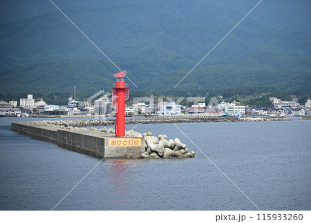 佐渡島 両津港のおけさ灯台 佐渡島 両津港のおけさ灯台 115933260