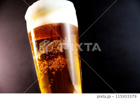 泡が溢れるビール 115933379