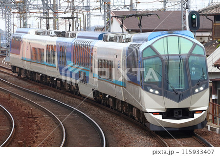 近鉄名古屋線を行く観光特急しまかぜ号（近鉄名古屋⇔鳥羽） 115933407