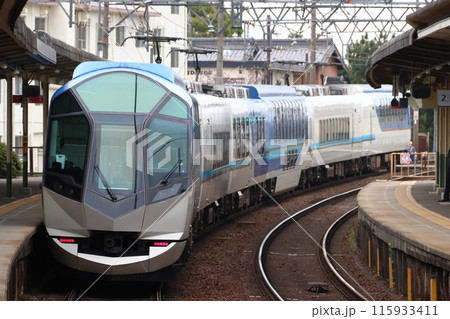 近鉄名古屋線を行く観光特急しまかぜ号(近鉄名古屋⇔鳥羽) 近鉄名古屋線を行く観光特急しまかぜ号(近鉄名古屋⇔鳥羽) 115933411