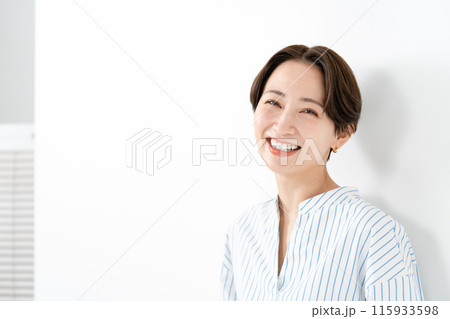 ポートレート女性 白バック ポートレート女性 白バック 115933598
