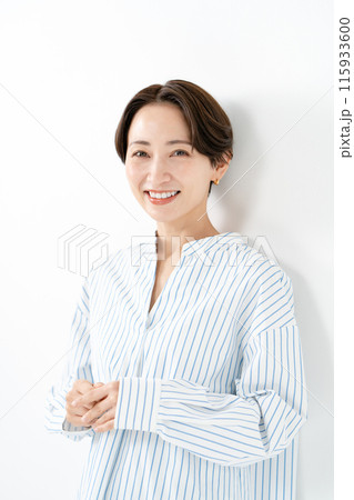 ポートレート女性　白バック 115933600