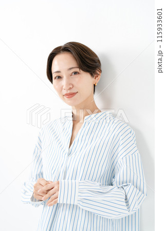 ポートレート女性　白バック 115933601