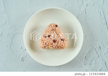 白いお皿に置かれた日本食の赤飯のおにぎり 白いお皿に置かれた日本食の赤飯のおにぎり 115933869