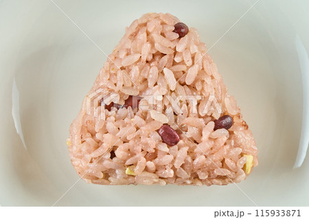 白いお皿に置かれた日本食の赤飯のおにぎり 白いお皿に置かれた日本食の赤飯のおにぎり 115933871