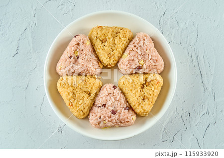 白いお皿に並べられた2種類のおにぎり 白いお皿に並べられた2種類のおにぎり 115933920