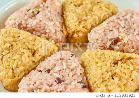 白いお皿に並べられた2種類のおにぎり 115933923