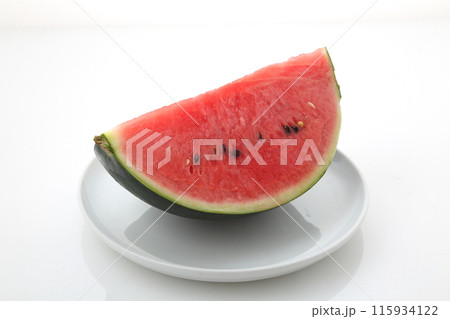 黒玉スイカ櫛形カットやや斜め 115934122