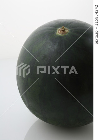 黒玉スイカ丸ごと 黒玉スイカ丸ごと 115934242