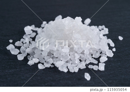 岩塩と黒い背景 115935054