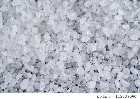 岩塩と黒い背景 115935060