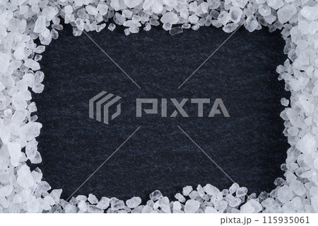 岩塩と黒い背景 115935061