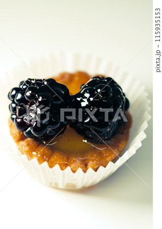 blueberry cake with almond nuts 115935153