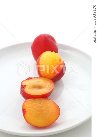 大石プラム果肉カット 115935170