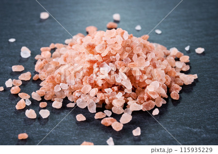 ピンクソルトと黒い背景 115935229