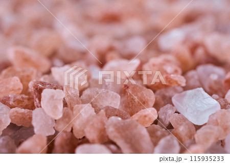 ピンクソルトと黒い背景 115935233